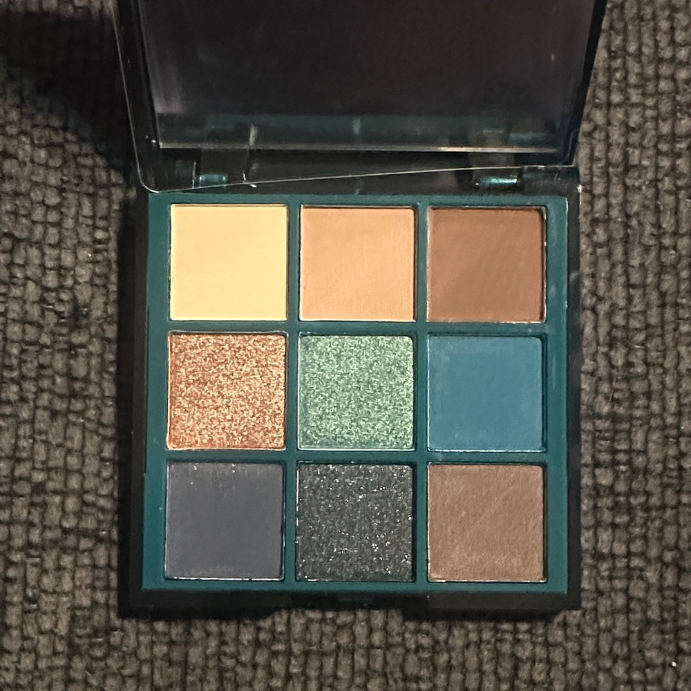 Farmasi Eyeshadow Palette with Gold, Green, and Blue Shades